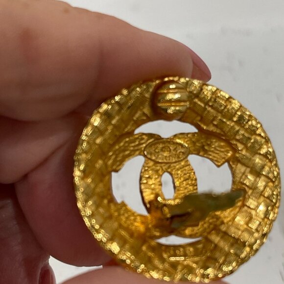 Chanel Button Lattice Vintage Matte Gold Clip On Earrings (JB1301) - Picture 4 of 4